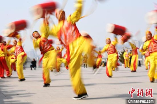 2019年2月19日，演員在黃河岸邊的蘭州水車博覽園內(nèi)進(jìn)行太平鼓表演，歡慶元宵佳節(jié)。(資料圖) 　楊艷敏 攝