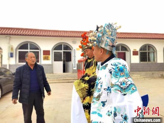 圖為69歲的“苦水高高蹺”國(guó)家級(jí)傳承人巨海全(左一)，叮囑徒弟們高高蹺練習(xí)技巧要領(lǐng)?！￠Z姣 攝