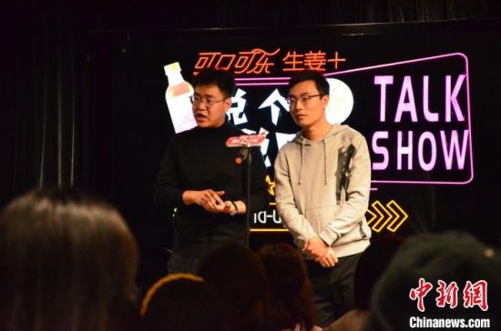 圖為脫口秀演員搭檔表演。　楊娜 攝