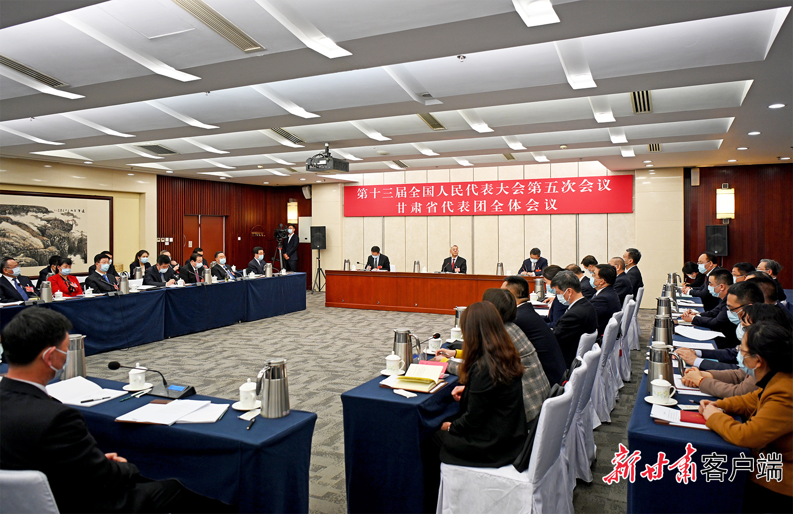 甘肅代表團(tuán)舉行全體會(huì)議，尹弘主持并講話