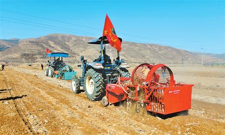 定西市隴西縣17個鄉(xiāng)鎮(zhèn)的農(nóng)機(jī)合作社、農(nóng)機(jī)手參加了農(nóng)機(jī)技能比賽和培訓(xùn)