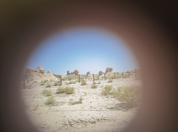 插圖2：透過河西走廊遺存的古陶片孔洞所見。攝影：陳曉斌。拍攝日期：2020年6月。