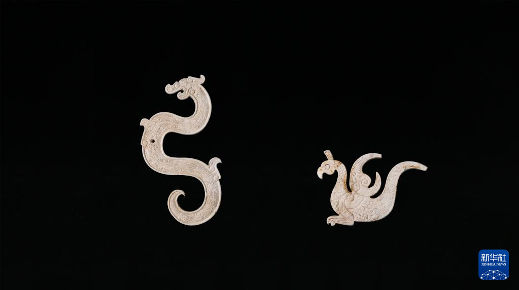 江西樟樹市國(guó)字山戰(zhàn)國(guó)墓葬出土玉龍、玉鳳（資料圖）。