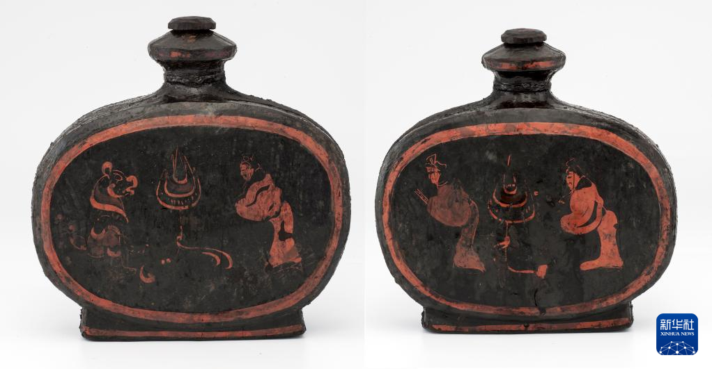 湖北云夢(mèng)縣鄭家湖戰(zhàn)國(guó)秦漢墓地出土扁壺（資料圖）。