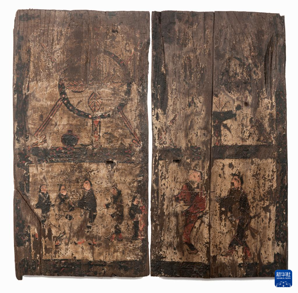 湖北云夢(mèng)縣鄭家湖戰(zhàn)國(guó)秦漢墓地的一處板門繪畫（資料圖）。