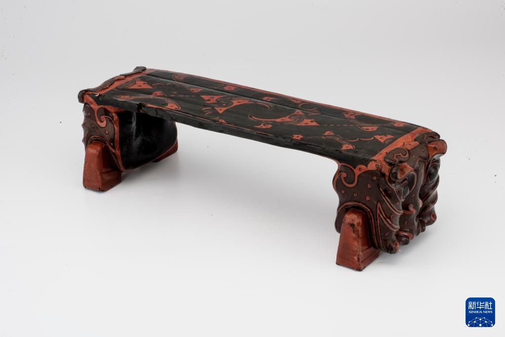 湖北云夢(mèng)縣鄭家湖戰(zhàn)國(guó)秦漢墓地出土漆木虎頭枕（資料圖）。