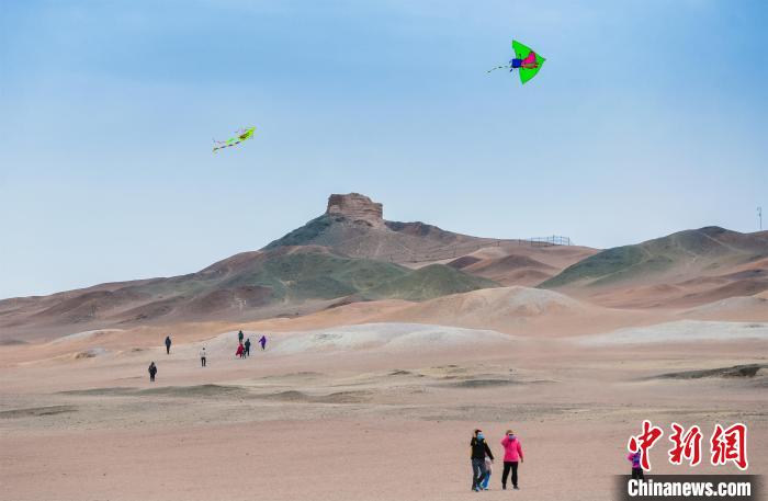 圖為市民正在陽關(guān)景區(qū)放風(fēng)箏?！⊥醣筱y 攝