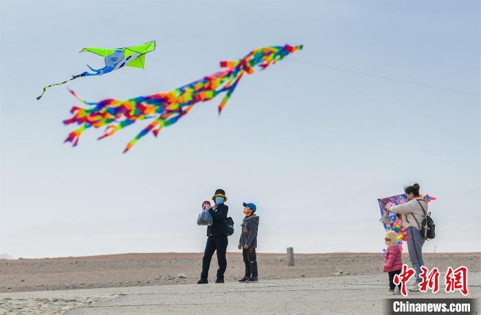 圖為孩童在父母的陪伴下放風(fēng)箏?！⊥醣筱y 攝