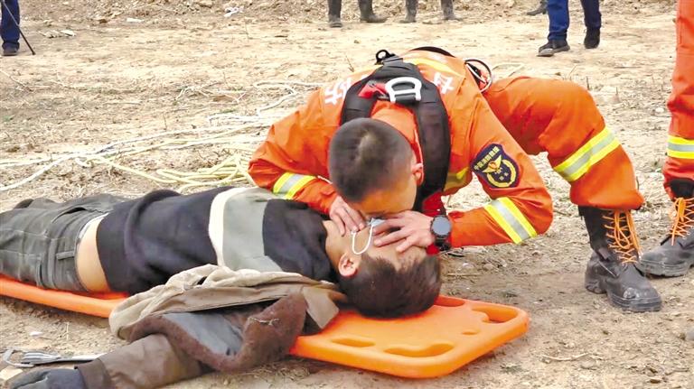 天水：消防員人工呼吸救回中毒農(nóng)民工 我們?yōu)槟泓c(diǎn)贊！