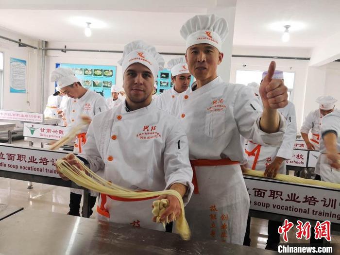 圖為外國(guó)留學(xué)生學(xué)習(xí)牛肉面的制作。(資料圖) 史靜靜 攝