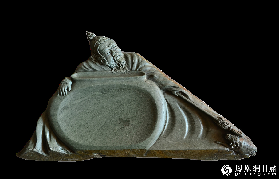 《醉臥沙場君莫笑》硯使王翰《涼州詞》中“醉臥沙場君莫笑，古來征戰(zhàn)幾人回？”的意境躍然硯臺(tái)之上。資料圖