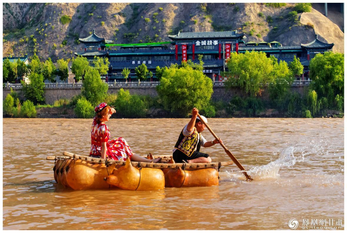 筏子客揮動(dòng)著劈波斬浪的船槳，槳聲中混搭著風(fēng)聲、水聲和男女對(duì)歌的花兒聲。蘭州市文旅局供圖