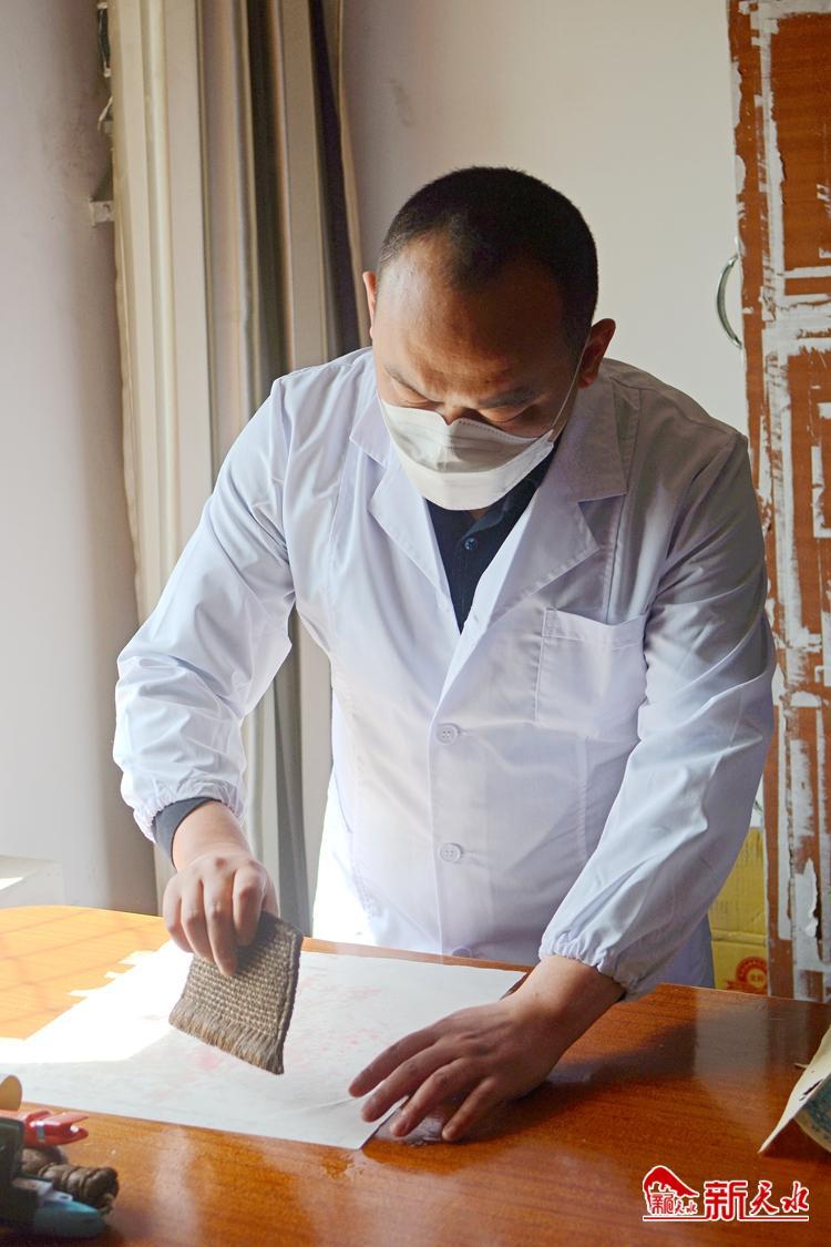 朽爛歷史檔案如何獲新生？看修復(fù)師“妙手回春”