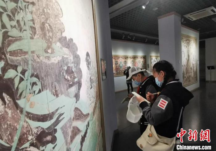 圖為學(xué)生參觀敦煌藝術(shù)館。(資料圖) 蘭州大學(xué)附屬學(xué)校供圖