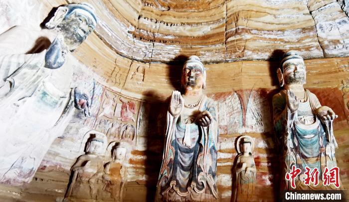 北石窟寺窟內(nèi)造像因受水顯得斑駁?！“瑧c龍 攝