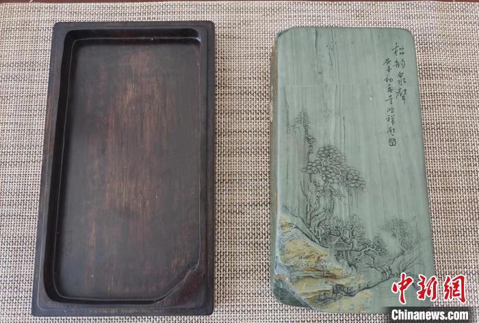 圖為甘肅甘南州洮硯藝人為提升洮硯文化內(nèi)涵，制作“一盒一拓”成品展示。(資料圖) 張婧 攝