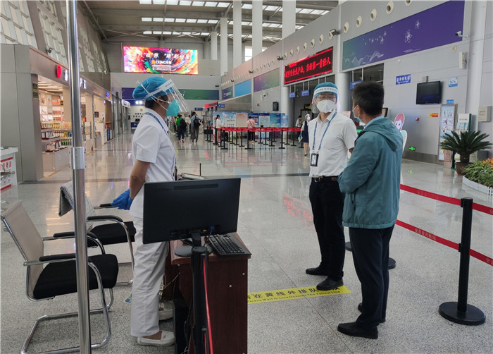 7月15日，金昌市金川區(qū)紀(jì)委監(jiān)委駐區(qū)委政法委紀(jì)檢監(jiān)察組在金昌機(jī)場監(jiān)督檢查疫情防控措施落實(shí)情況。王曉梅攝.jpg