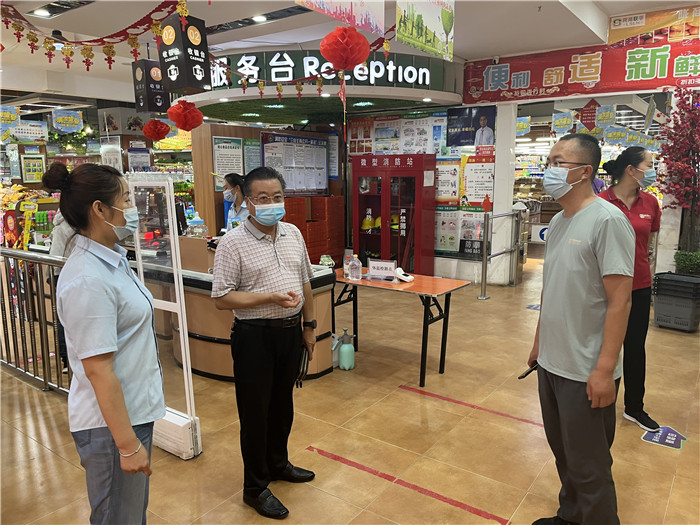 7月15日，酒泉市玉門市疫情防控督查組在隴商聯(lián)華超市監(jiān)督檢查疫情防控措施落實(shí)情況。 .jpg