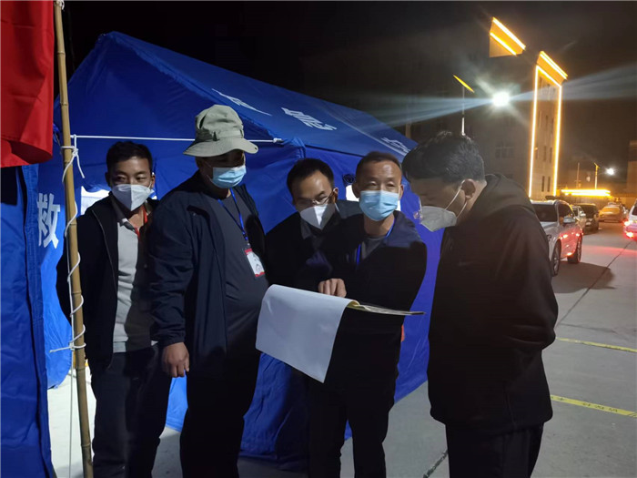 7月19日，甘南州瑪曲縣紀(jì)委監(jiān)委督查組在德吉小區(qū)卡點(diǎn)督導(dǎo)疫情防控工作。仲海濤 攝.jpg