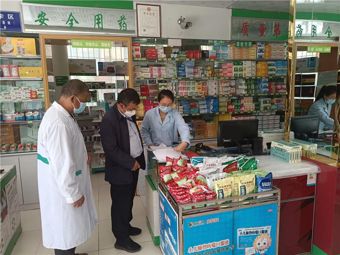 甘南州合作市紀(jì)委監(jiān)委第一督查組在合作市世紀(jì)大藥房進(jìn)行督查檢查。.jpg