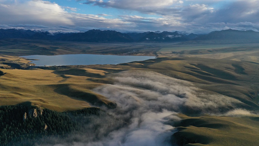 甘肅山丹馬場(chǎng)：峽谷云霧似仙境。 王超攝