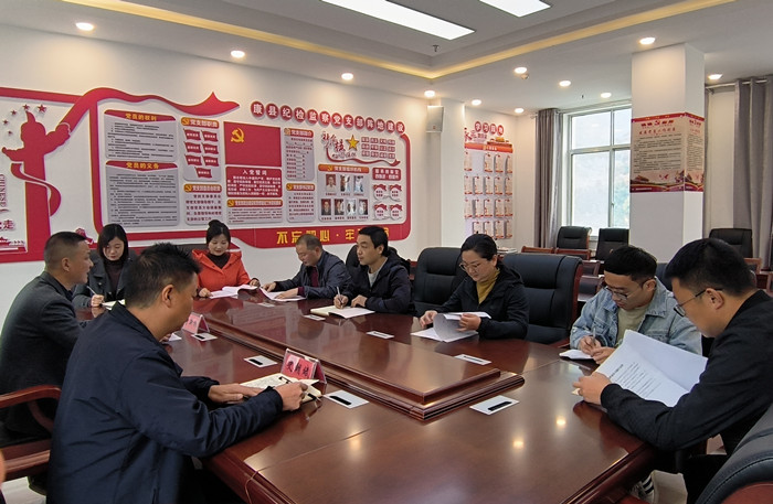 10月19日，康縣紀(jì)委監(jiān)委組織部分班子成員，辦公室、信訪室、案管室、審理室、紀(jì)檢監(jiān)察室等相關(guān)工作人員開展黨的二十大報(bào)告專題討論。.jpg