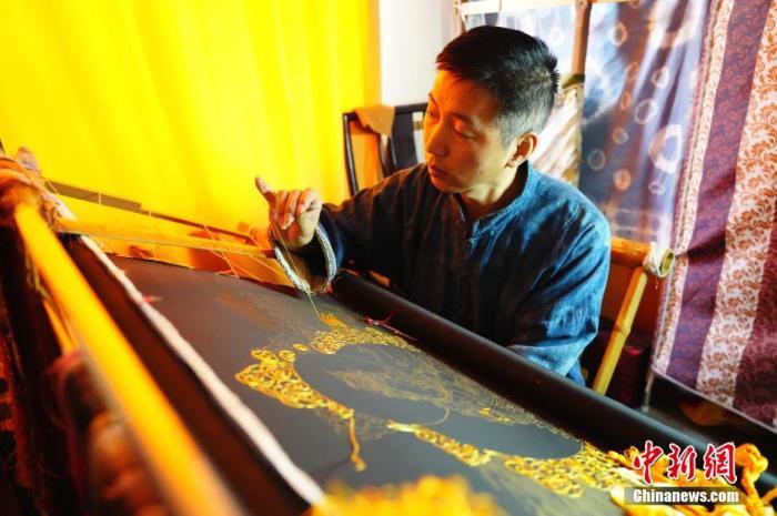 系統(tǒng)性挖掘整理古代敦煌刺繡，是甘肅天水市級(jí)非遺代表性項(xiàng)目武山刺繡代表性傳承人劉云帆這兩年最緊要的工作之一。圖為劉云帆在創(chuàng)作富含敦煌刺繡元素的作品。 中新社發(fā) 謝秉錫 攝 