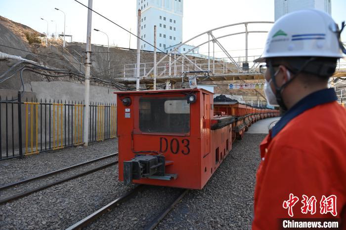 圖為工作人員正在觀察車輛運(yùn)行情況?！±顏嘄?攝