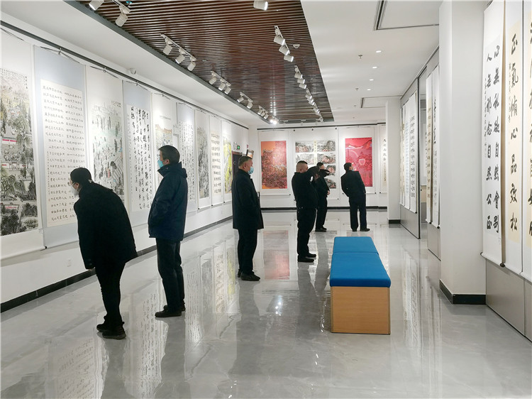 臨澤縣黨員干部參觀“學(xué)習(xí)貫徹二十大 翰墨丹青頌清廉”書(shū)畫(huà)作品展.jpg