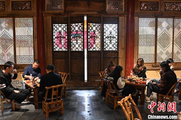 圖為甘肅天水市秦州區(qū)平南鎮(zhèn)蘇灣村民俗莊園內(nèi)的“圍爐煮茶”網(wǎng)紅打卡點(diǎn)。(資料圖) 李亞龍 攝