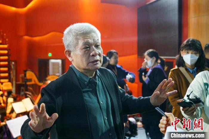 該劇導(dǎo)演蔣力向媒體介紹相關(guān)情況?！《∷?攝