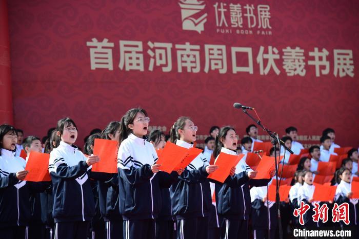 圖為學(xué)生們在開幕式上誦讀經(jīng)典?！×赫赵?攝