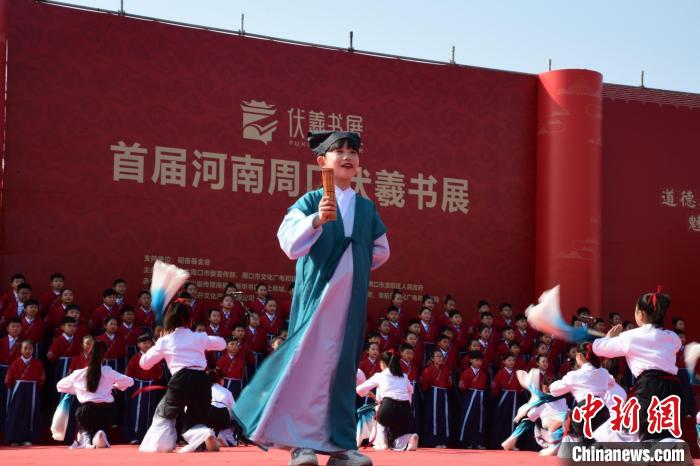 圖為學(xué)生們在開幕式上誦讀經(jīng)典?！×赫赵?攝