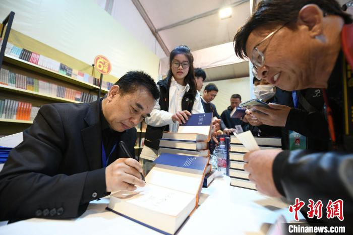 圖為作家王躍文現(xiàn)場簽名售書?！×赫赵?攝