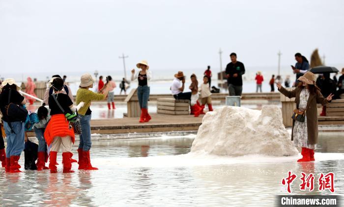 圖為游客在茶卡鹽湖拍照?！⊙Φ?攝