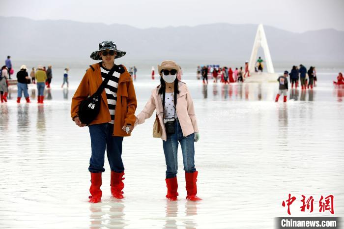 圖為游客在茶卡鹽湖之中?！⊙Φ?攝