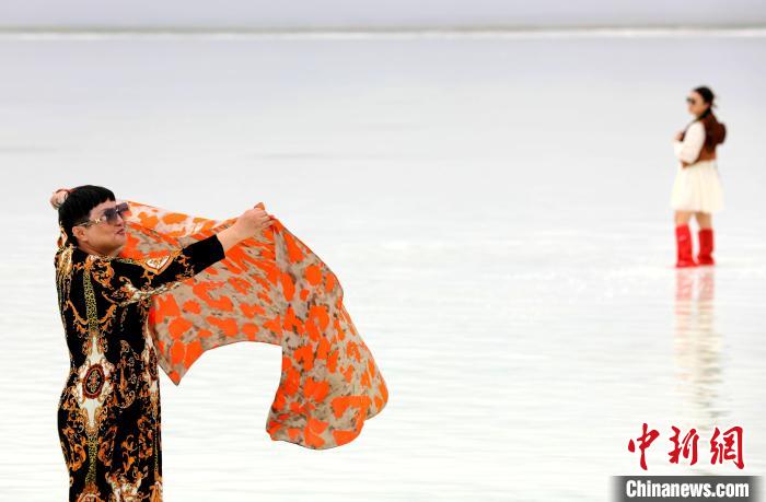 圖為游客在茶卡鹽湖拍照?！⊙Φ?攝