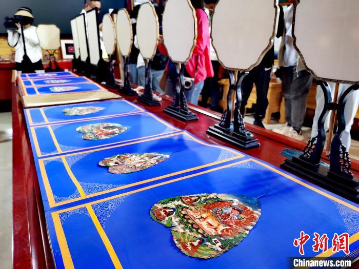 圖為唐卡延伸產(chǎn)品?！?zhí)砀?攝