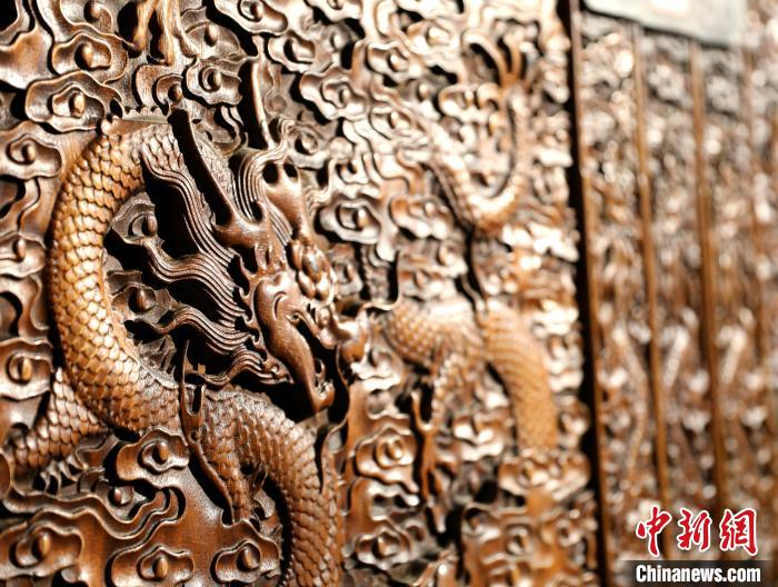 圖為青海永錄民俗博物館內(nèi)珍藏的中式家具細(xì)節(jié)展示。　薛蒂 攝