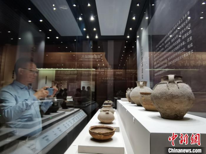 圖為河湟文化博物館展陳的陶器。　張?zhí)砀?攝