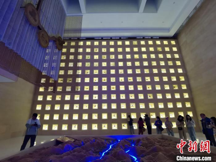 圖為河湟文化博物館序廳的左右彩陶墻放置的374件彩陶?！?zhí)砀?攝