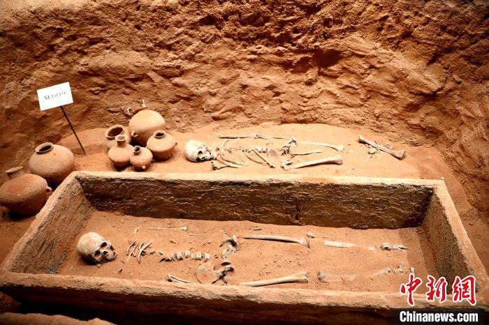 圖為河湟文化博物館復(fù)制展陳的墓葬及其彩陶陪葬品?！⊙Φ?攝