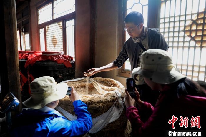 圖為青稞酒文化展示?！⊙Φ?攝