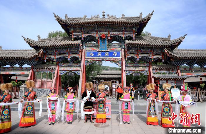 圖為身穿土族服飾的工作人員迎接訪客?！⊙Φ?攝