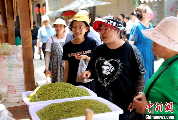 圖為民眾購買青海特色小吃?！⊙Φ?攝