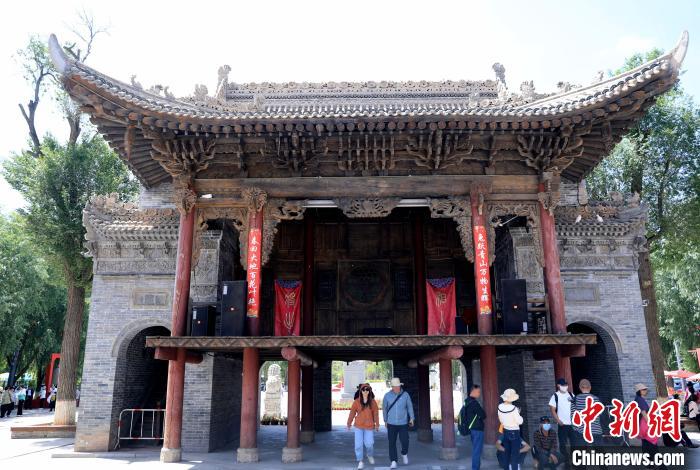 圖為平安驛·河湟民俗文化體驗地的戲樓?！⊙Φ?攝