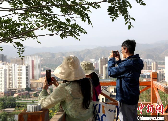 圖為媒體記者登頂朝陽山。　薛蒂 攝