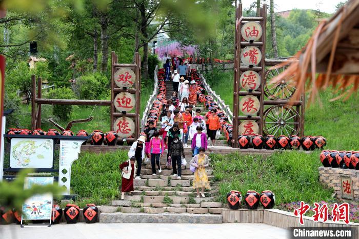 圖為油嘴灣生態(tài)文化景區(qū)的游客?！⊙Φ?攝