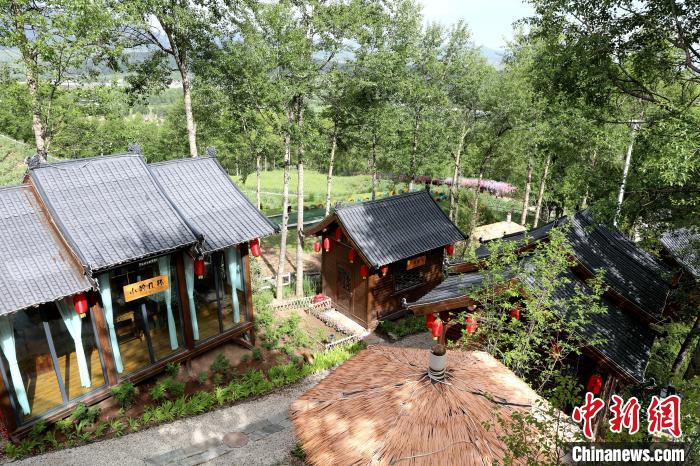 圖為景區(qū)內(nèi)依山而建的民宿。　薛蒂 攝