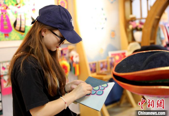 圖為民眾體驗國家級非遺項目盤繡技藝。　薛蒂 攝